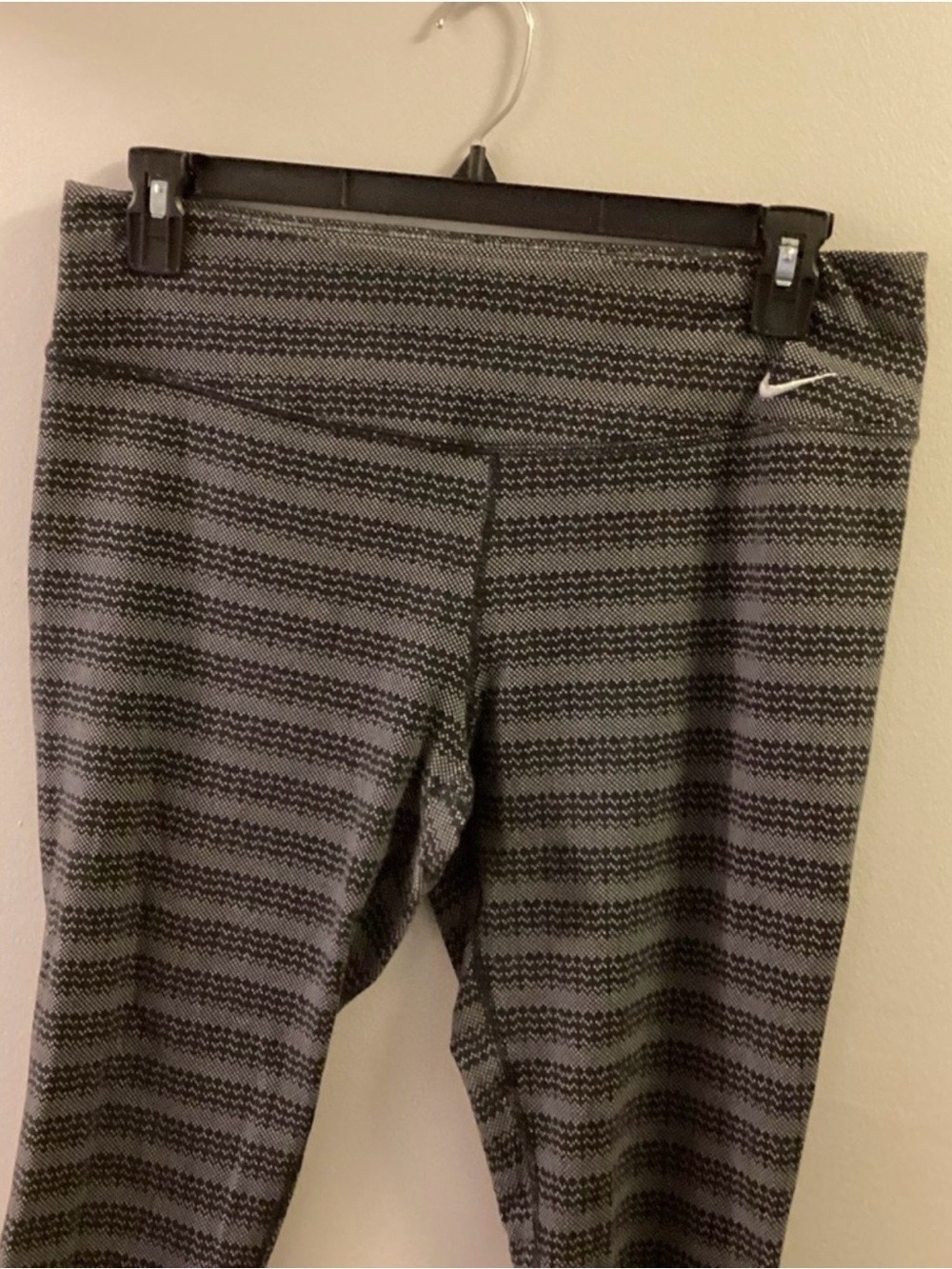 Nike Dri-FIT Cropped Leggings Size XL Black Gray Patterned Athletic Capri Pants - Picture 4 of 12